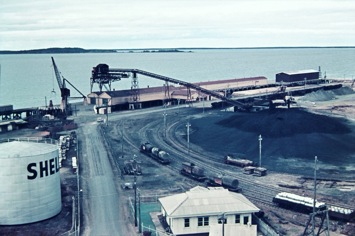 Coal loading terminal at a bulk export port